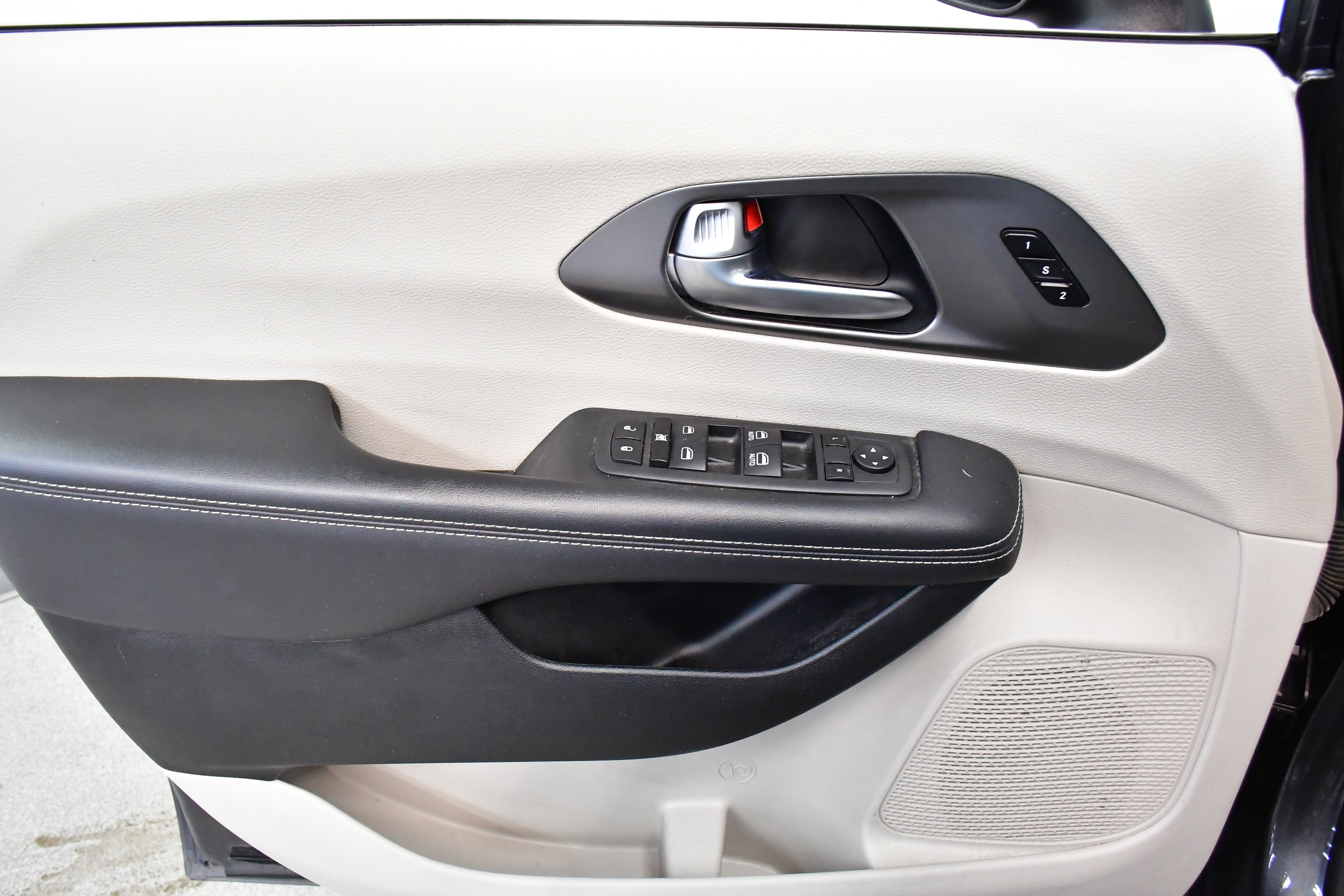 Used 2023 Chrysler Pacifica Touring-L image 68