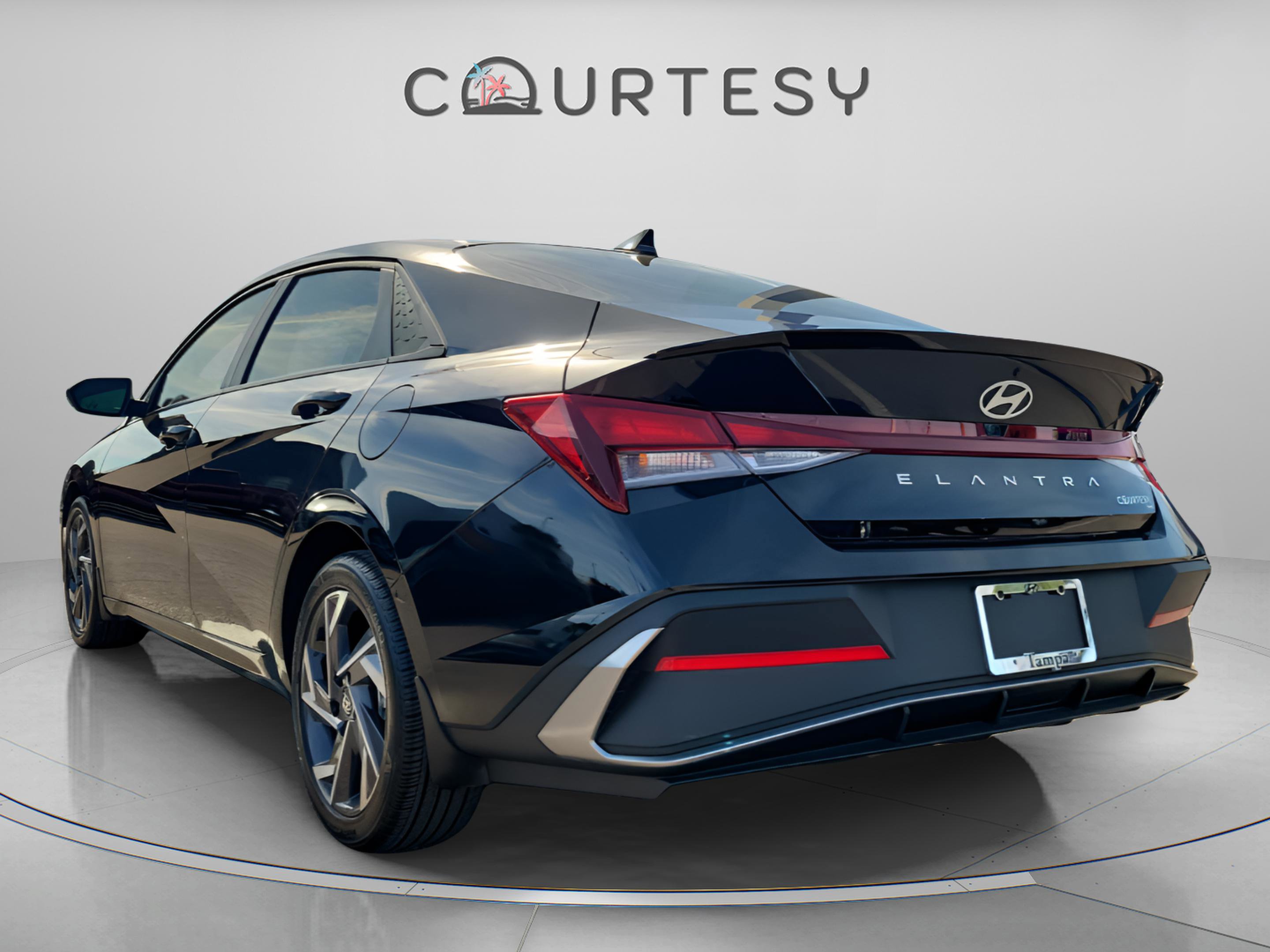 Used 2025 Hyundai Elantra Sport video 2