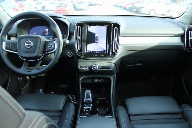 Used 2025 Volvo XC40 B5 Plus image 17