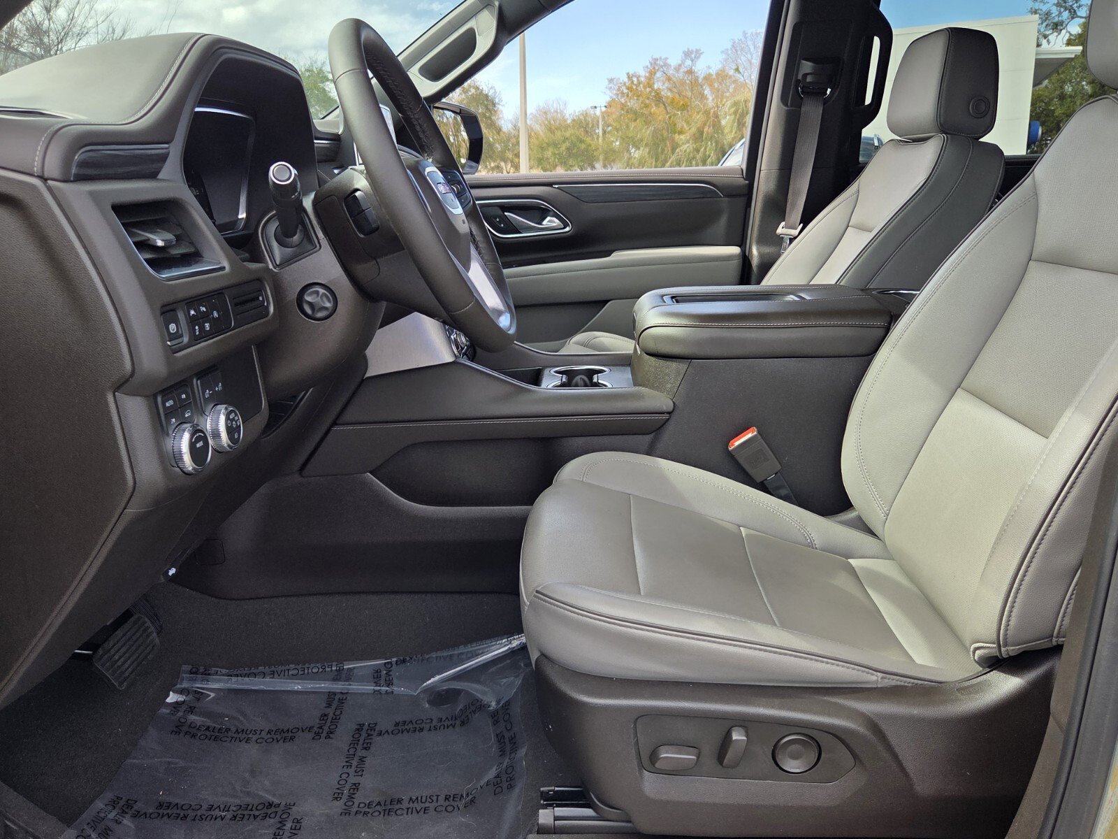 Used 2024 GMC Yukon XL SLT w/ SLT Luxury Package image 10