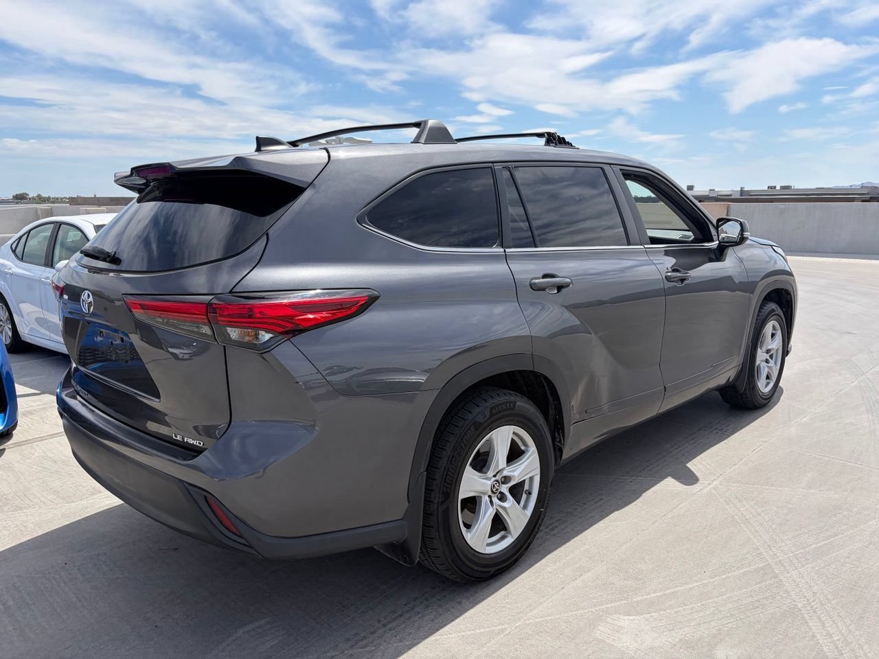 Used 2023 Toyota Highlander LE AWD/4WD image 2