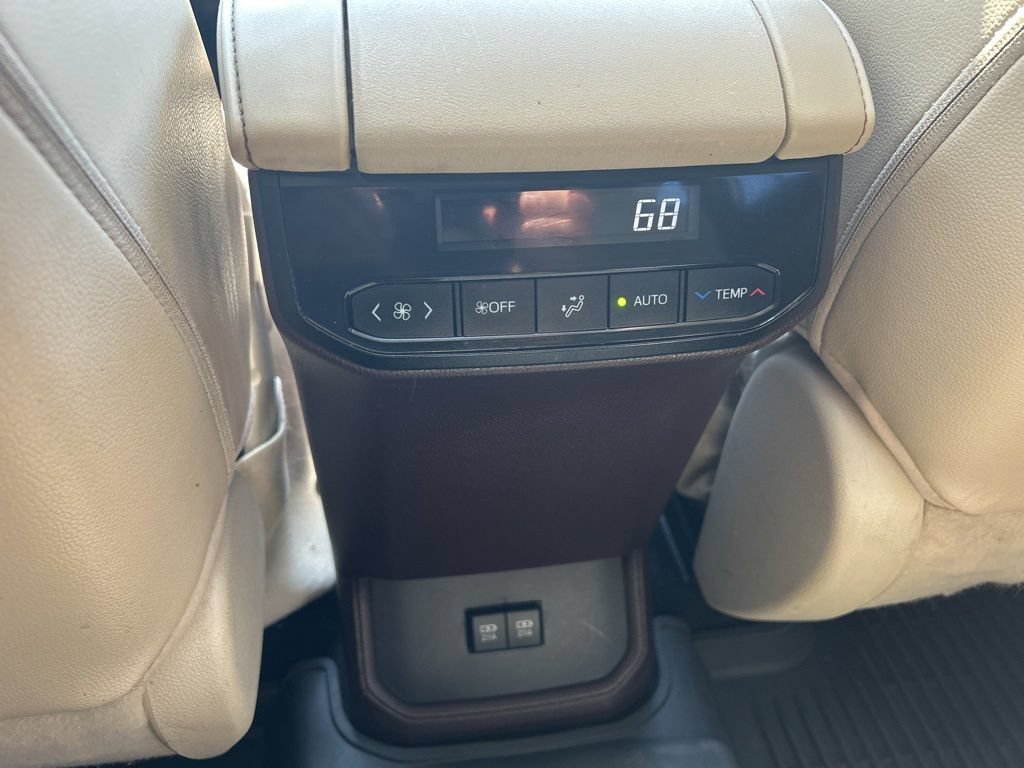 Used 2020 Toyota Highlander XLE AWD/4WD image 11
