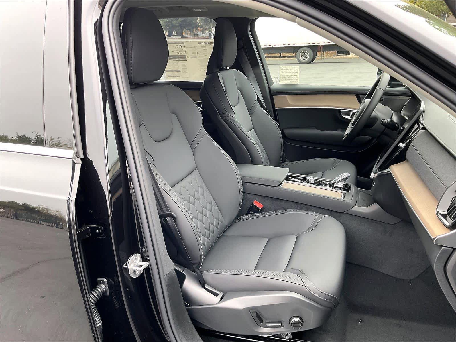 New 2026 Volvo XC90 B5 Plus w/ Protection Package AWD/4WD image 32