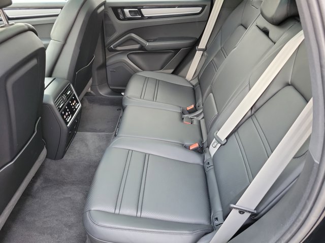 Certified 2023 Porsche Cayenne Platinum Edition AWD/4WD image 19