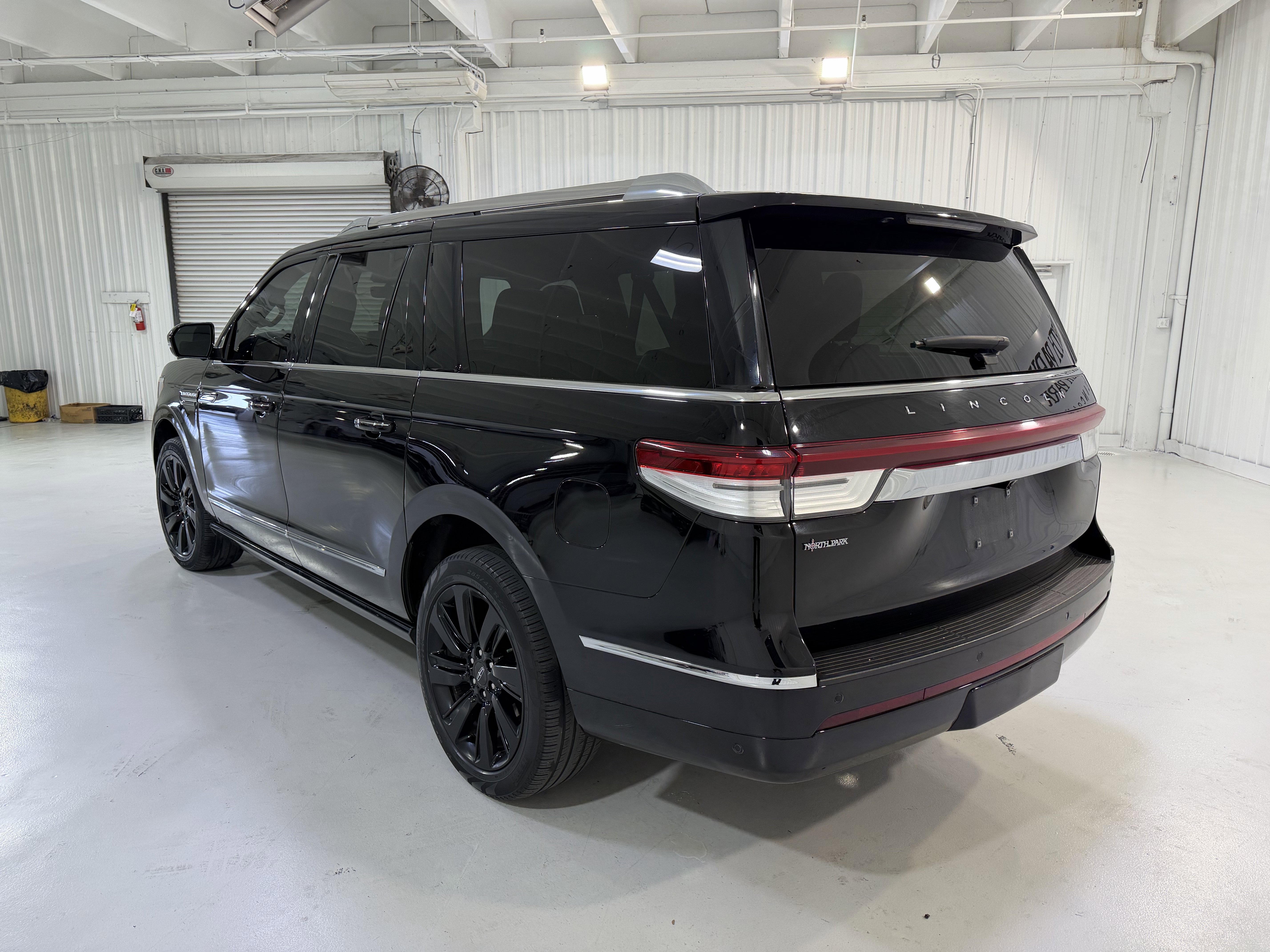 Used 2023 Lincoln Navigator L Reserve AWD/4WD image 3
