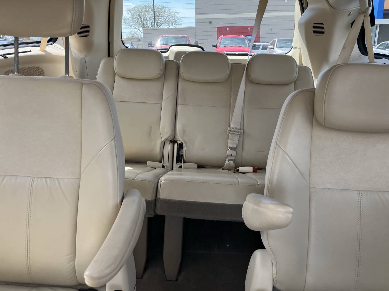 Used 2009 Chrysler Town & Country Limited w/ Entertainment Group #3 FWD image 17