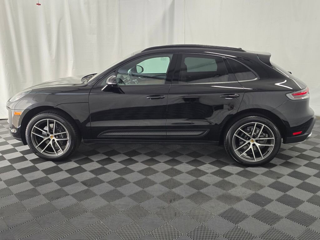 Certified 2025 Porsche Macan image 2