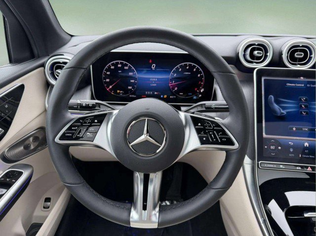 Used 2025 Mercedes-Benz GLC 300 4MATIC image 9