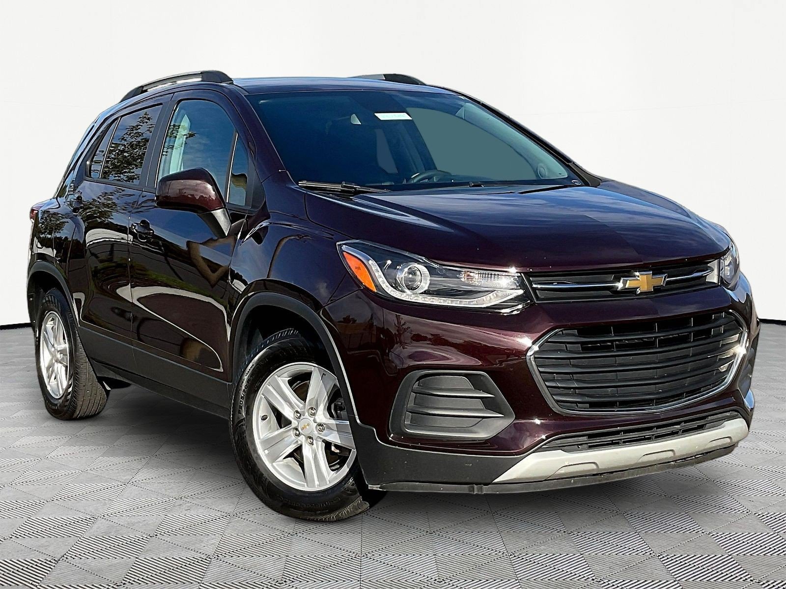 Used 2021 Chevrolet Trax LT w/ Driver Confidence Package FWD image 3