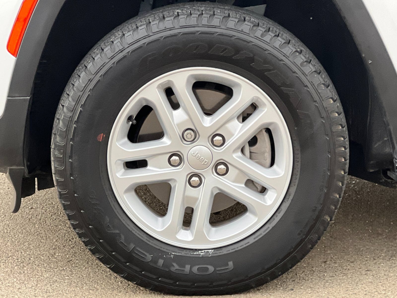 Used 2023 Jeep Grand Cherokee Laredo AWD/4WD image 36