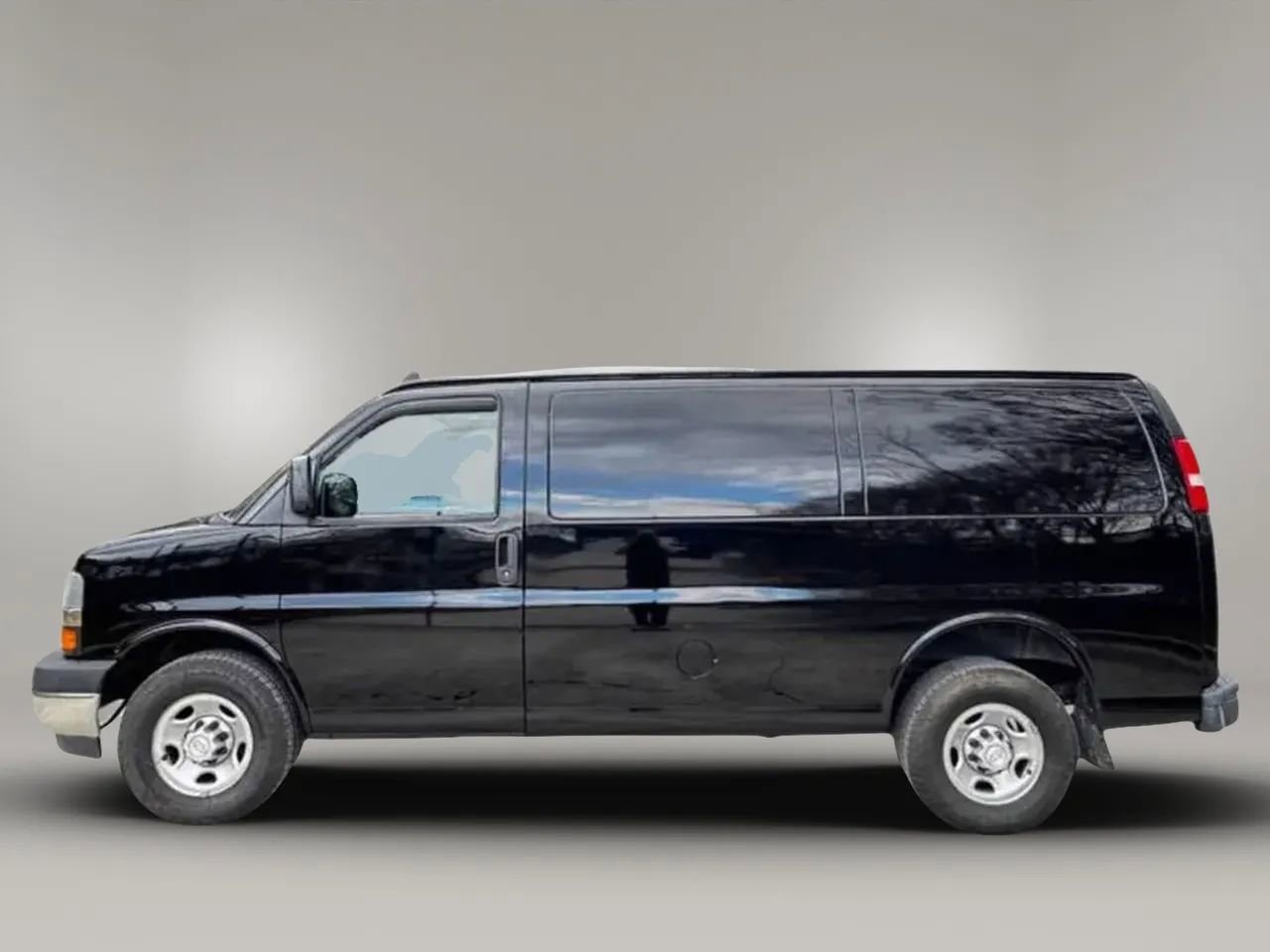 Used 2019 Chevrolet Express 2500 w/ Driver Convenience Package RWD image 5