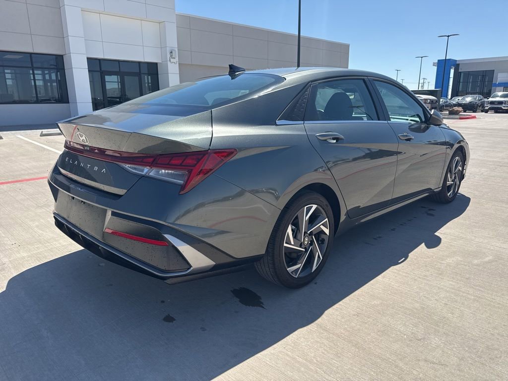 Used 2025 Hyundai Elantra SEL FWD image 5