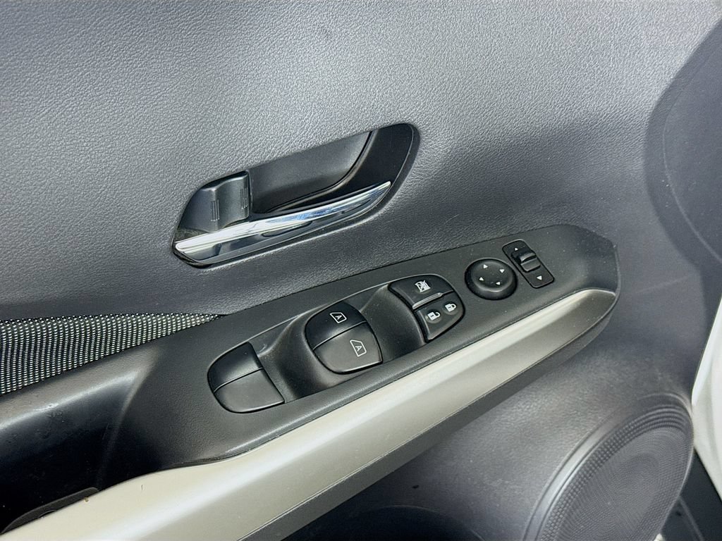 Used 2018 Nissan Kicks SV FWD image 17