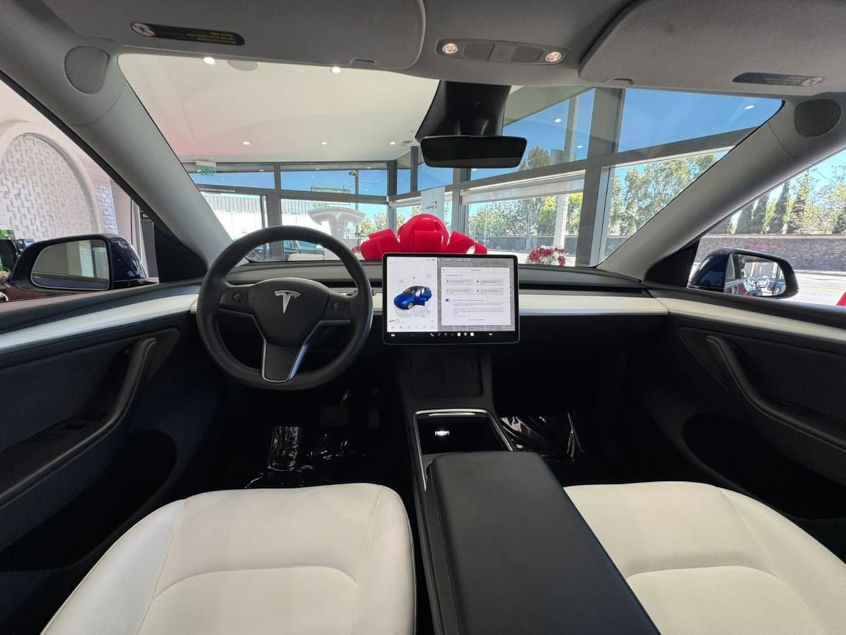 Used 2024 Tesla Model Y Long Range AWD/4WD image 23