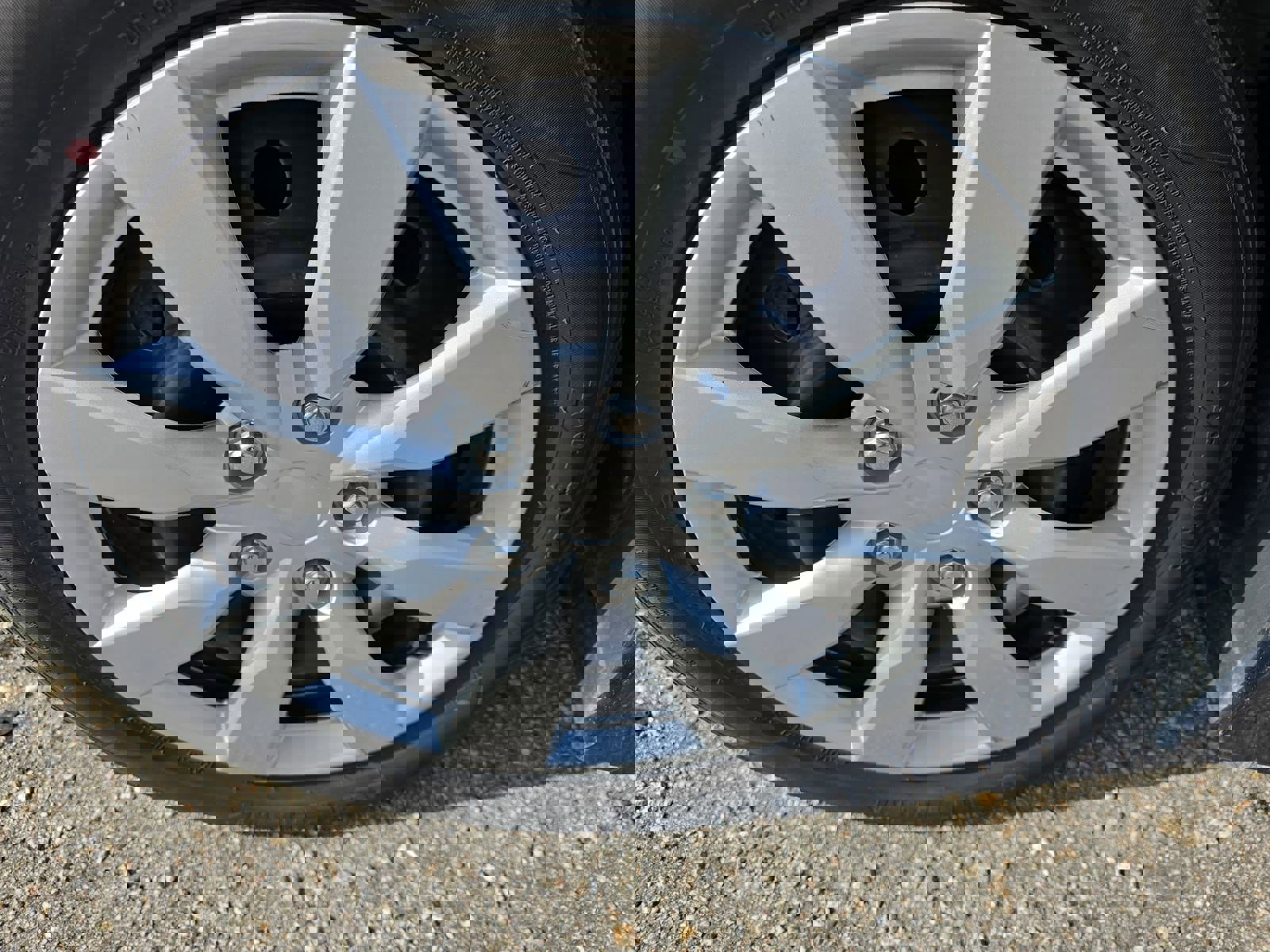 Used 2017 Toyota Corolla L image 35