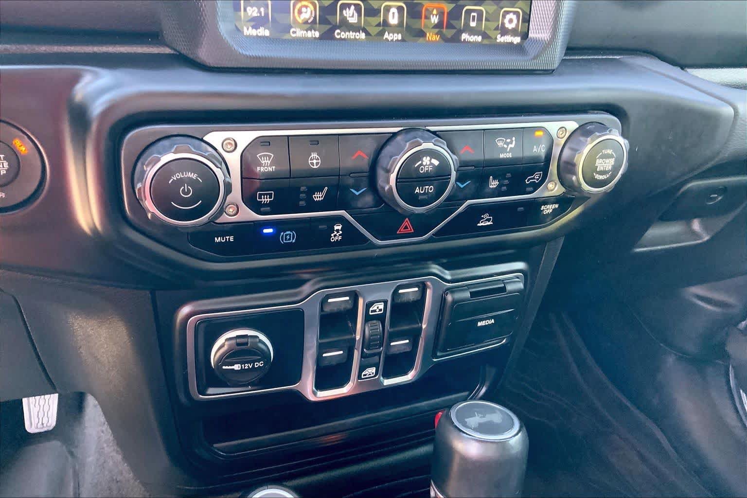 Used 2022 Jeep Wrangler Unlimited Sahara w/ Cold Weather Group AWD/4WD image 32