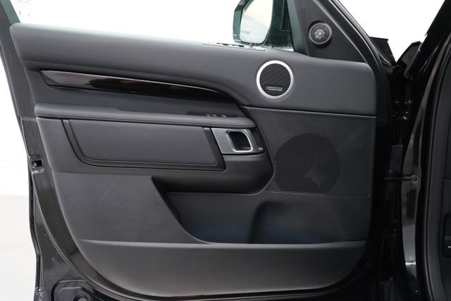 Used 2024 Land Rover Discovery S image 11