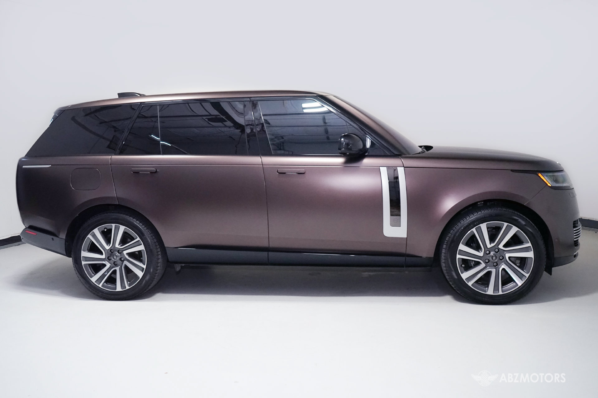 Used 2023 Land Rover Range Rover SV AWD/4WD image 3