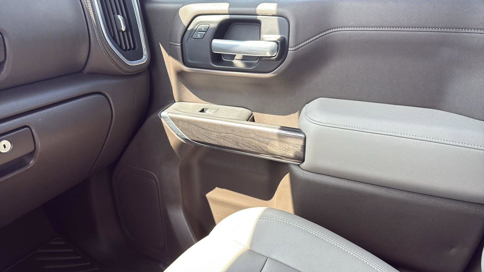 Used 2022 Chevrolet Silverado 1500 LTZ w/ Z71 Off-Road Package image 23