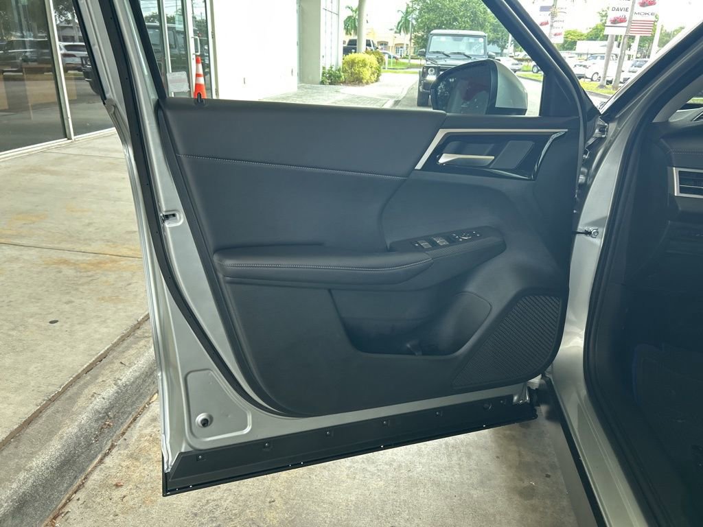 New 2025 Mitsubishi Outlander SE image 34