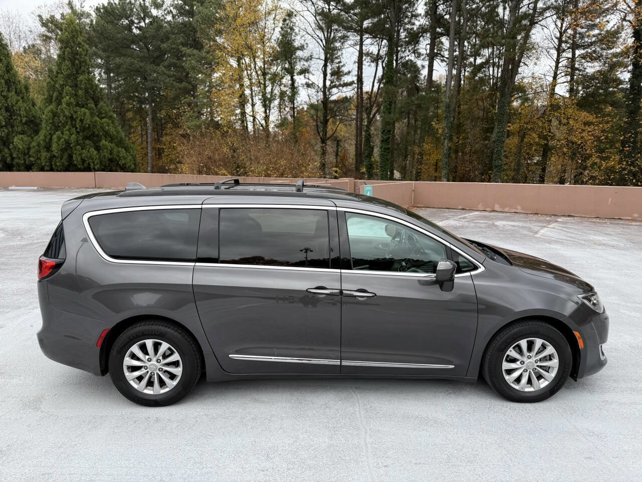 Used 2017 Chrysler Pacifica Touring-L image 9