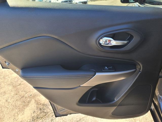 Used 2022 Jeep Cherokee Limited AWD/4WD image 15