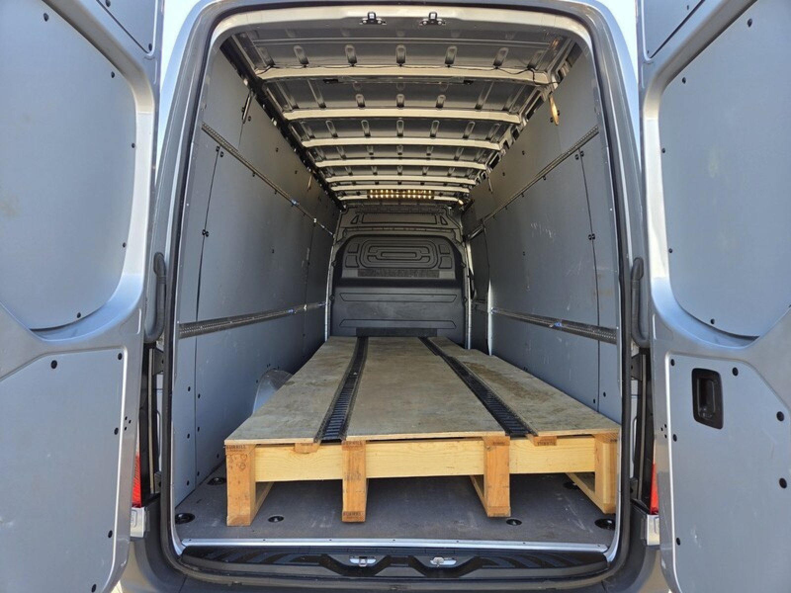 Used 2024 Mercedes-Benz Sprinter 4500 w/ Parking Package image 15