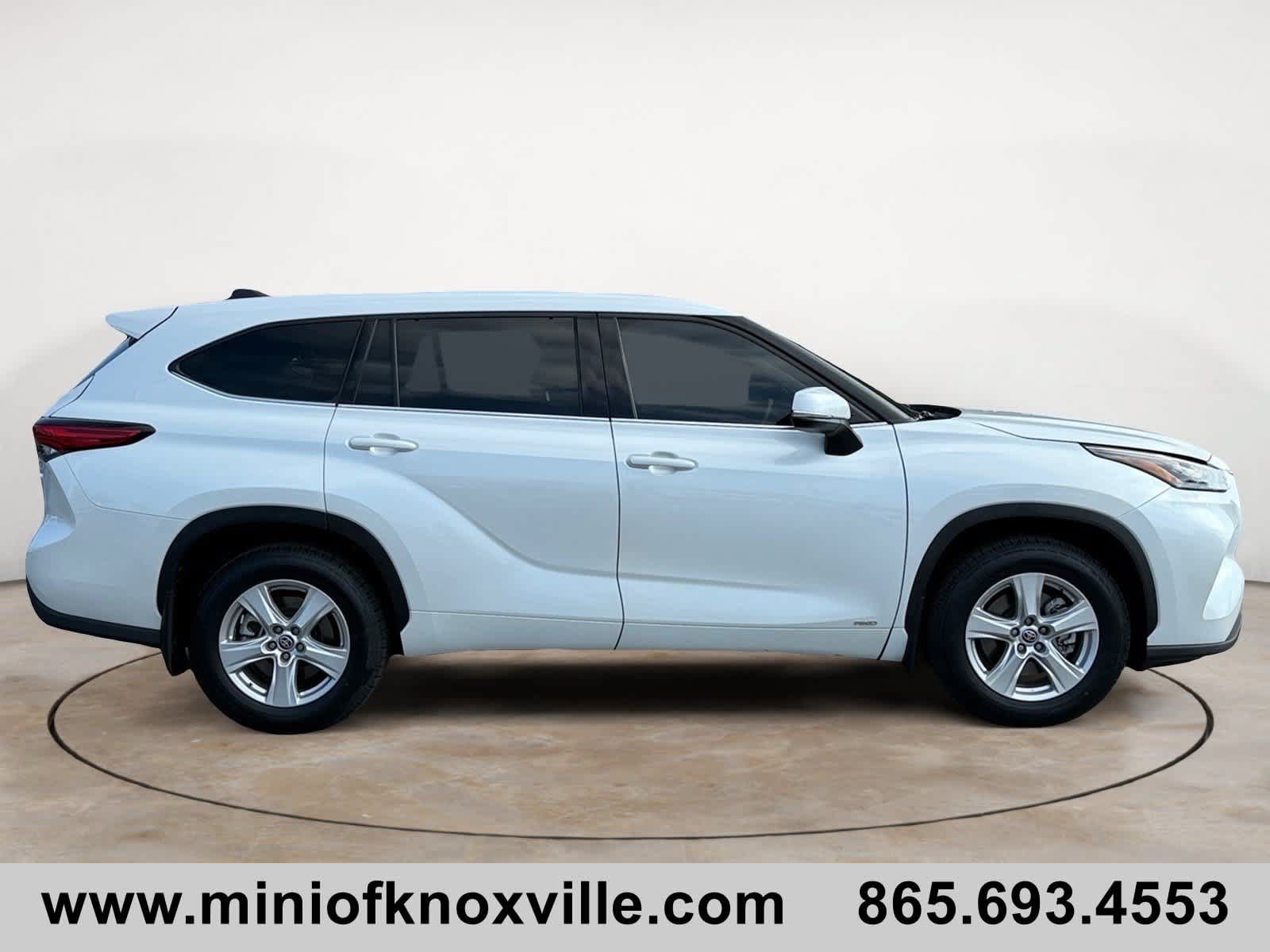 Used 2022 Toyota Highlander LE AWD/4WD image 2