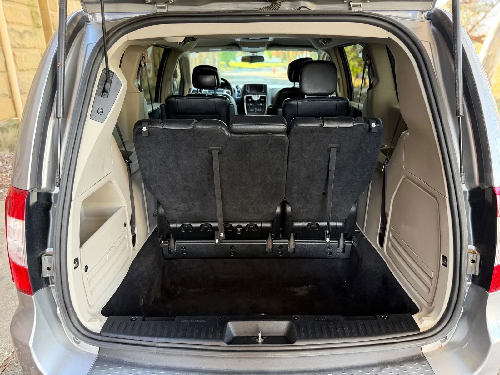Used 2015 Chrysler Town & Country Touring FWD image 21