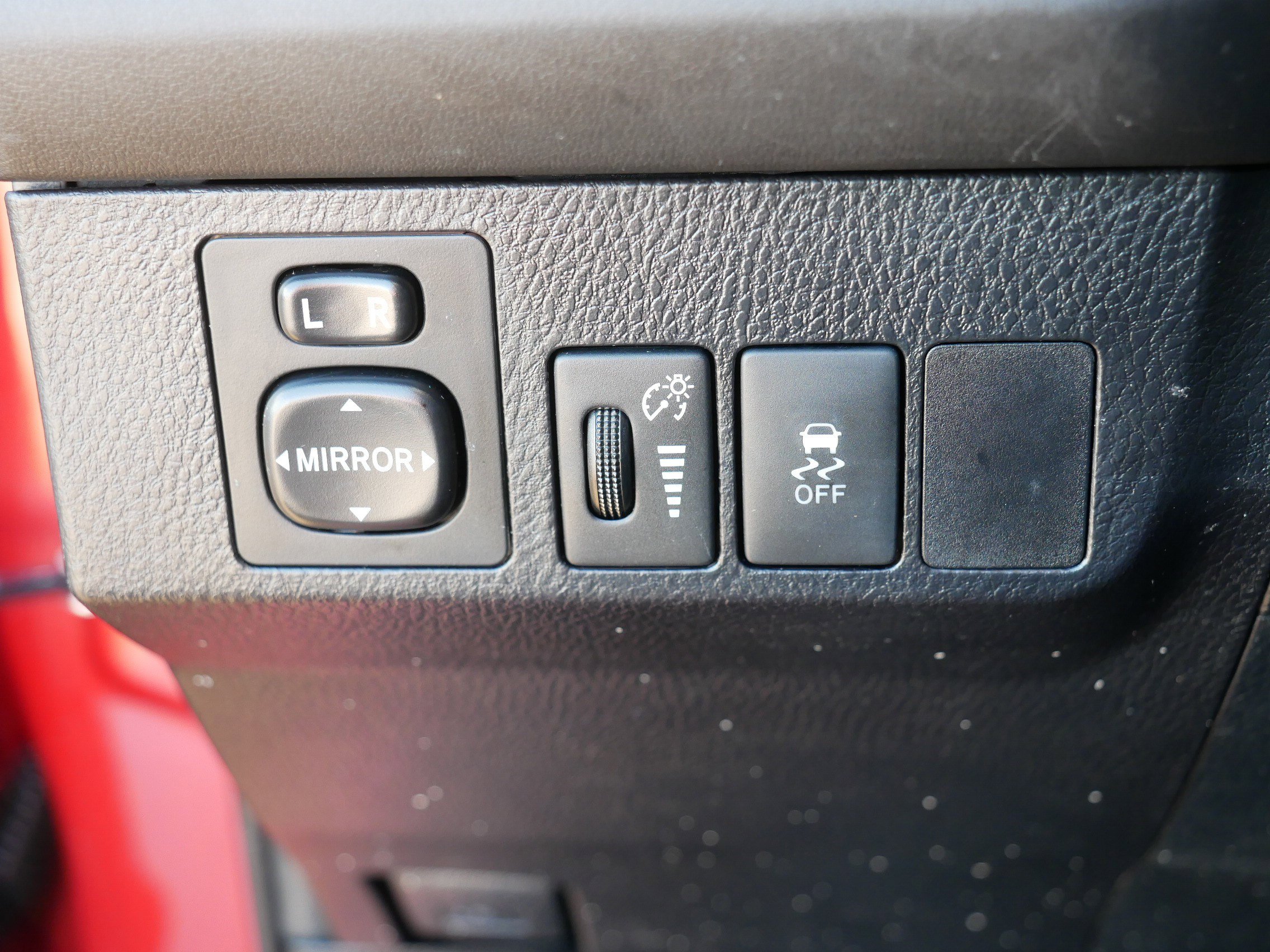 Used 2015 Toyota RAV4 LE image 23