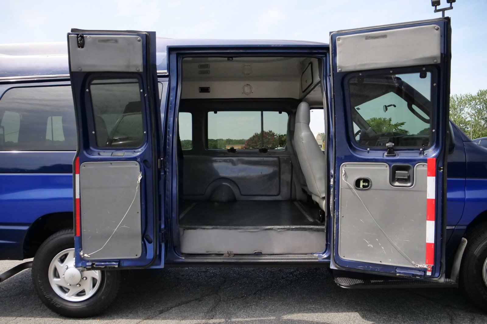 Used 2010 Ford E-250 and Econoline 250 Extended RWD image 10