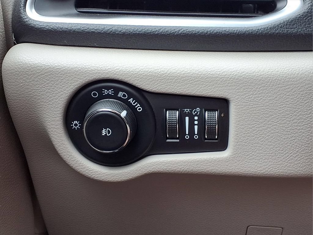 Used 2023 Chrysler Pacifica Limited FWD image 19