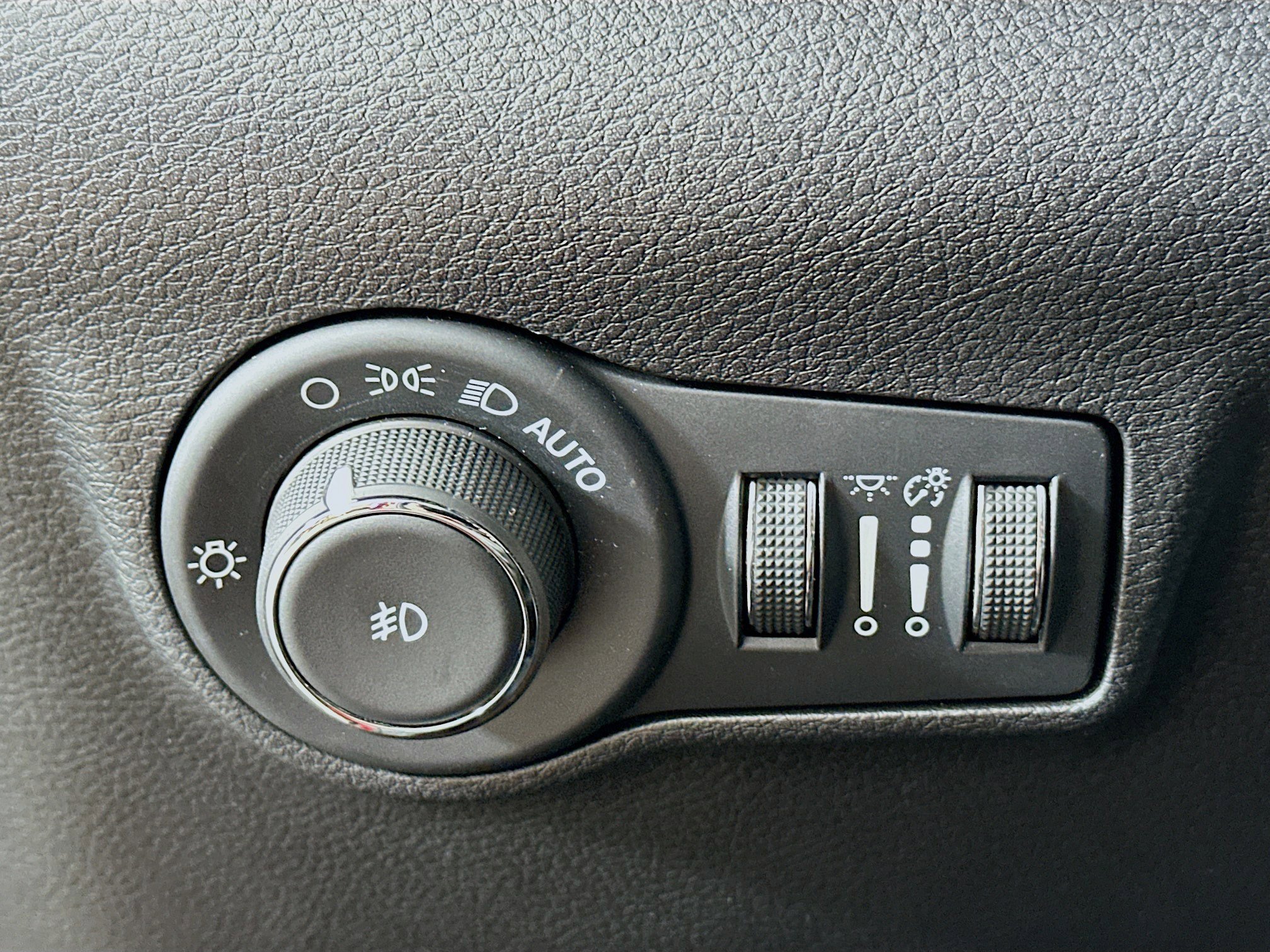 Used 2025 Jeep Compass Limited image 17