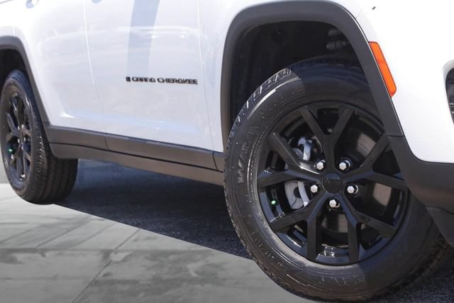Used 2024 Jeep Grand Cherokee Altitude AWD/4WD image 3
