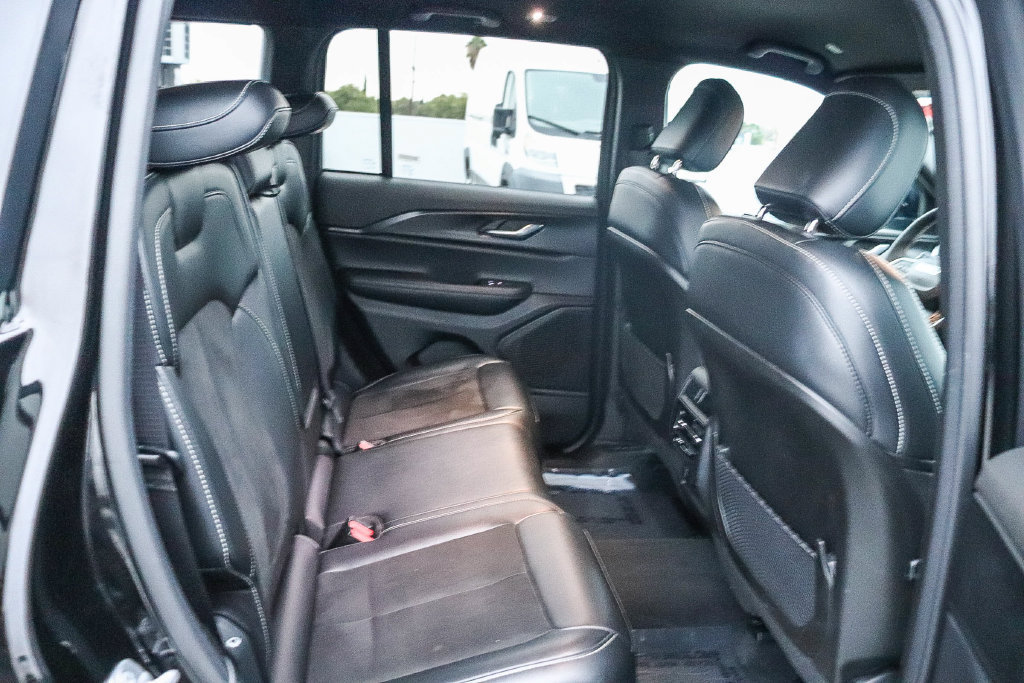 Used 2025 Jeep Grand Cherokee Altitude AWD/4WD image 18