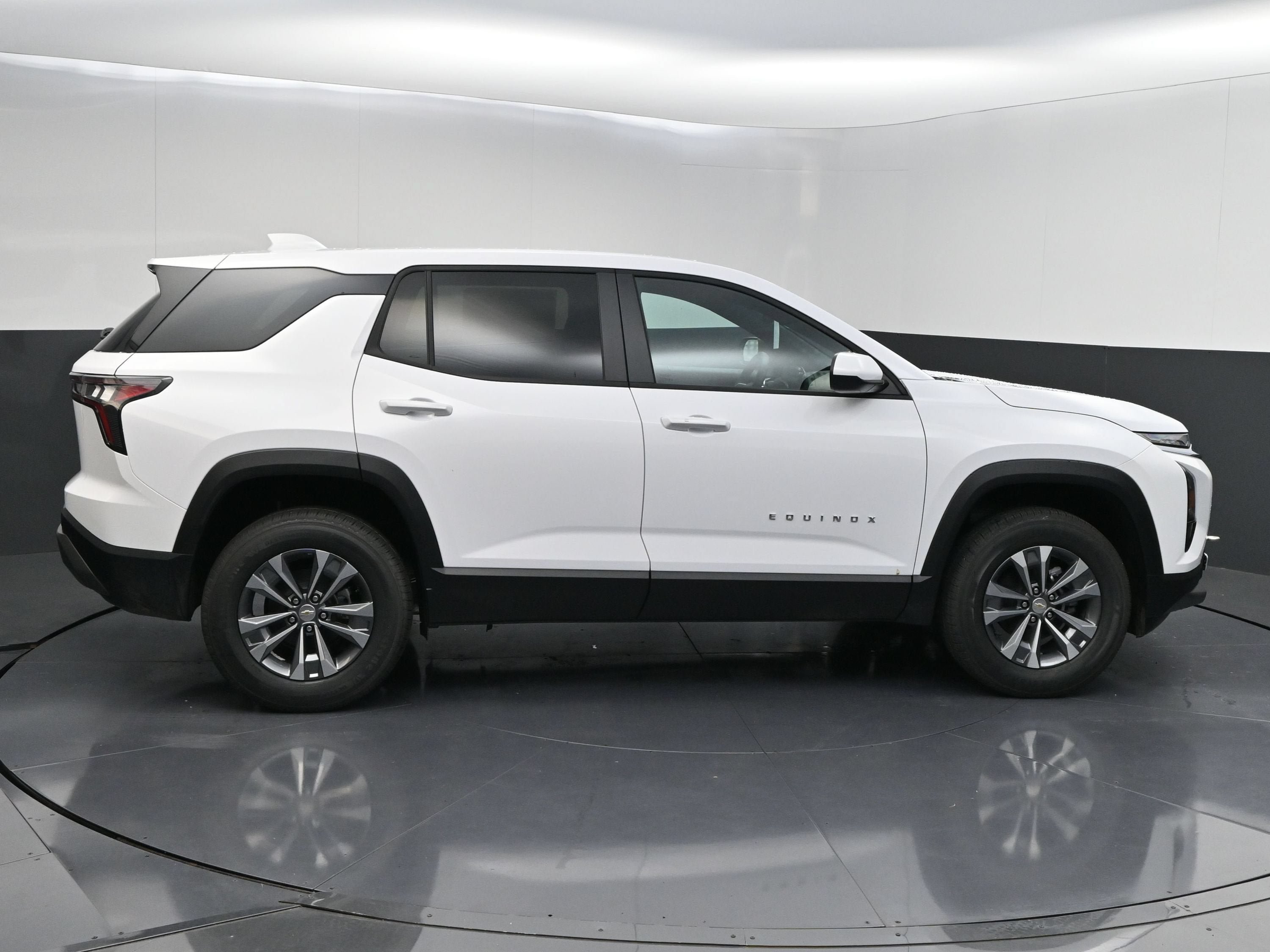 New 2027 Chevrolet Equinox LT w/ Convenience Package II FWD image 9