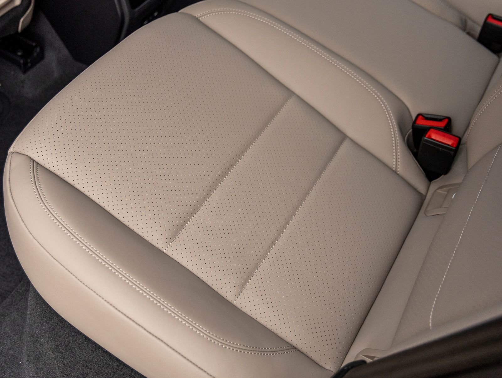 Certified 2025 Porsche Macan 4 Electric image 30