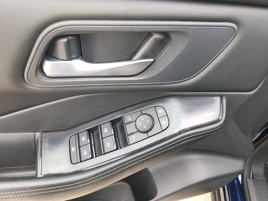 Used 2025 Nissan Rogue SV AWD/4WD image 28
