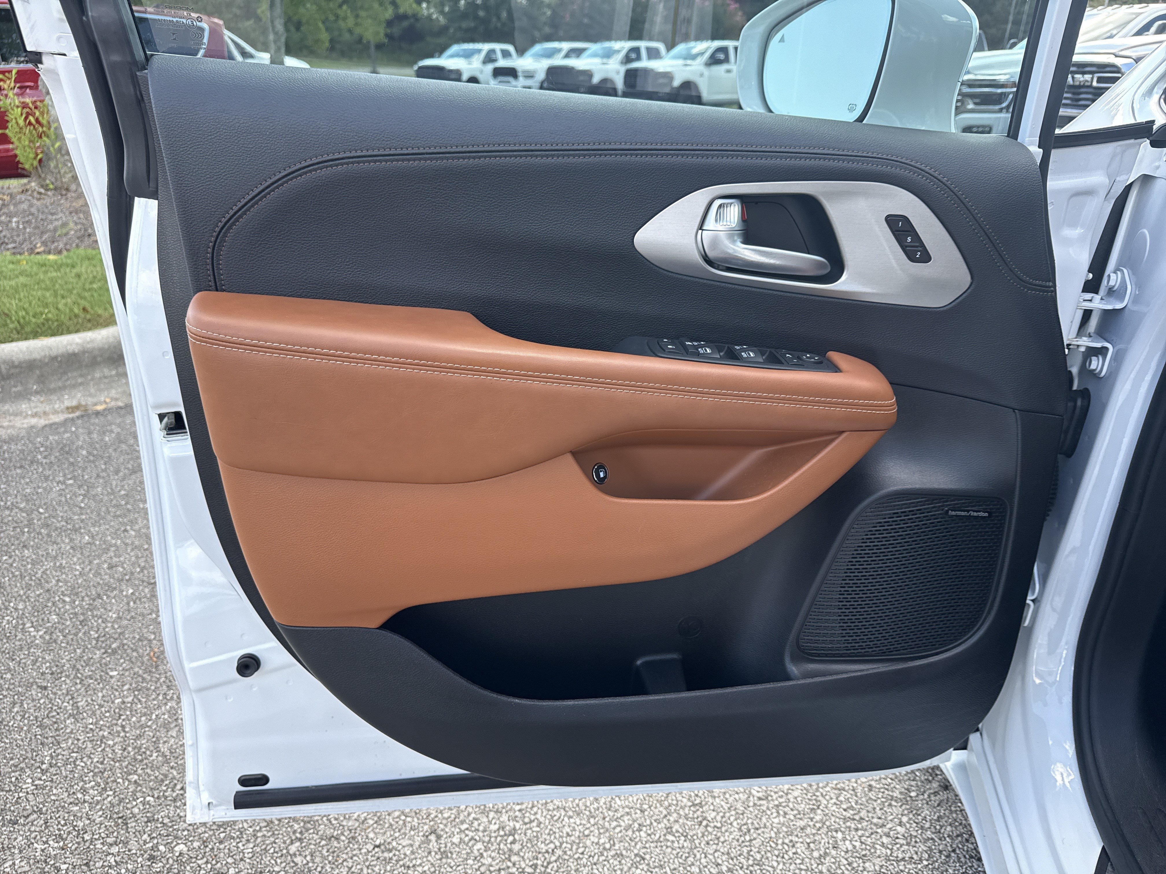 Used 2024 Chrysler Pacifica Pinnacle FWD image 10