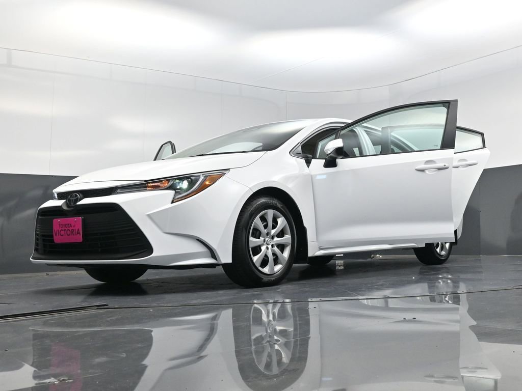 Used 2025 Toyota Corolla LE image 28
