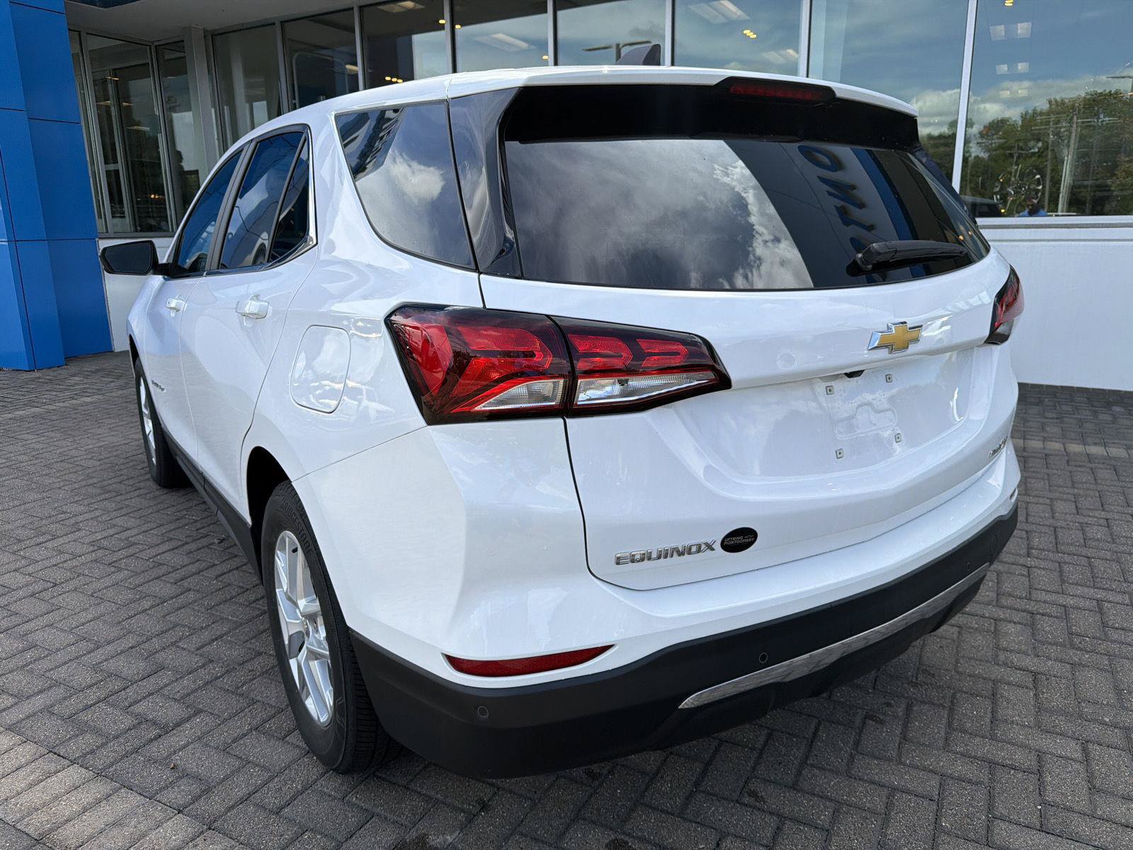 Used 2023 Chevrolet Equinox LT AWD/4WD image 3