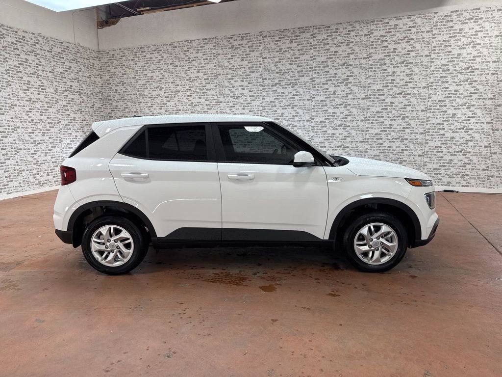 Used 2025 Hyundai Venue SE image 8