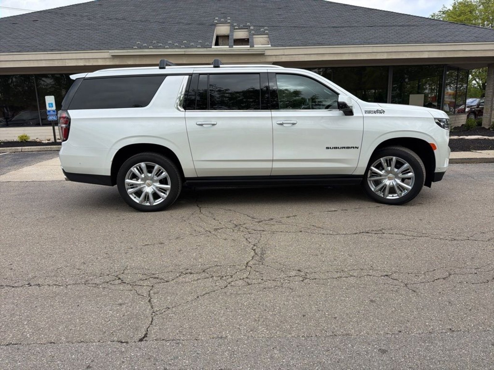 Used 2024 Chevrolet Suburban High Country w/ Advanced Technology Package AWD/4WD image 9