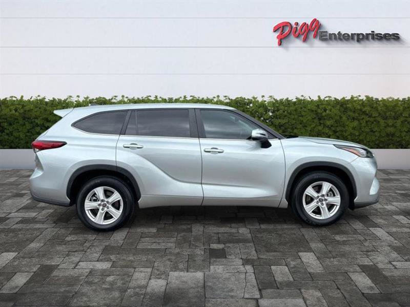 Used 2023 Toyota Highlander LE FWD image 7