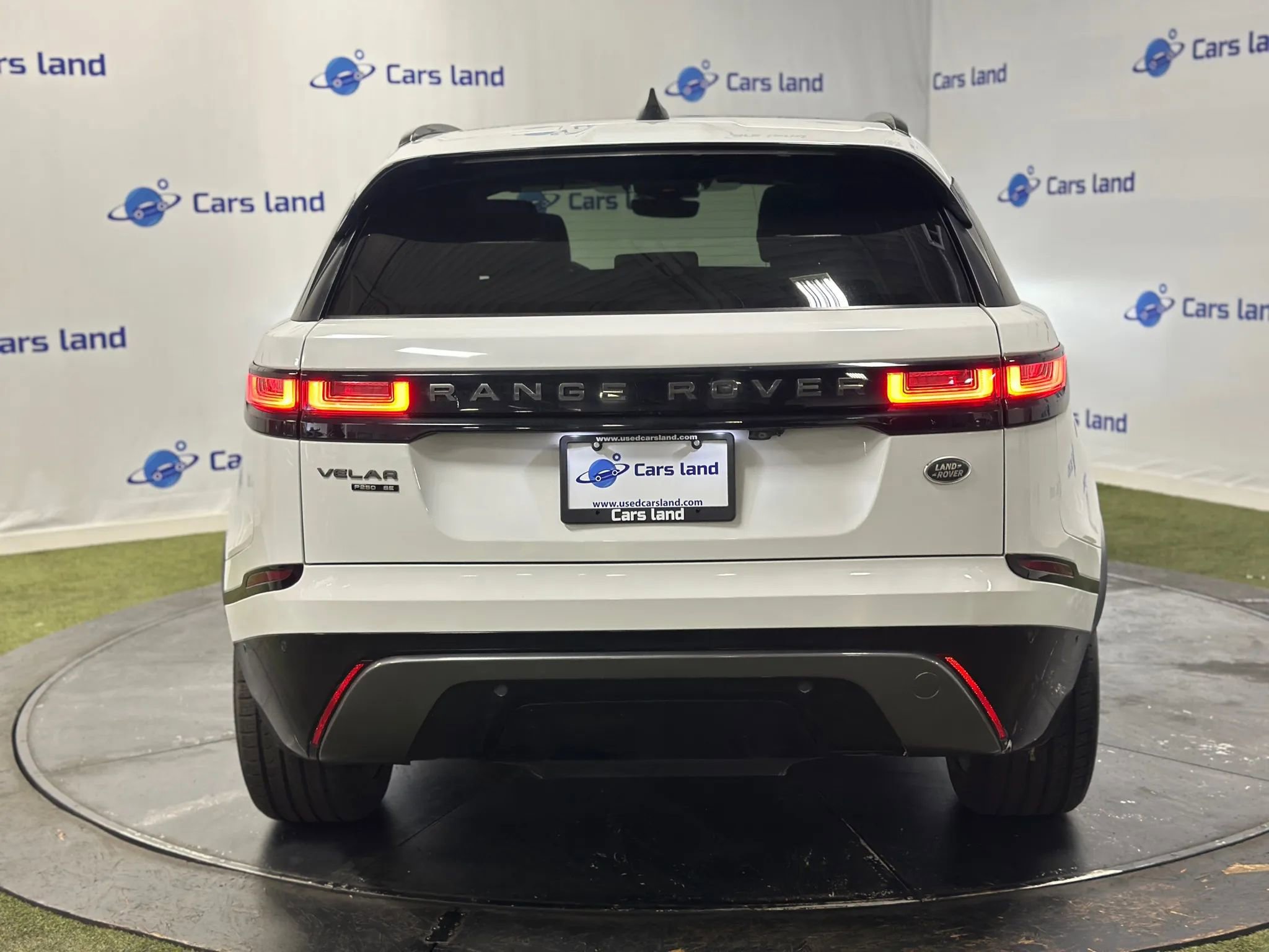 Used 2019 Land Rover Range Rover Velar R-Dynamic SE image 4