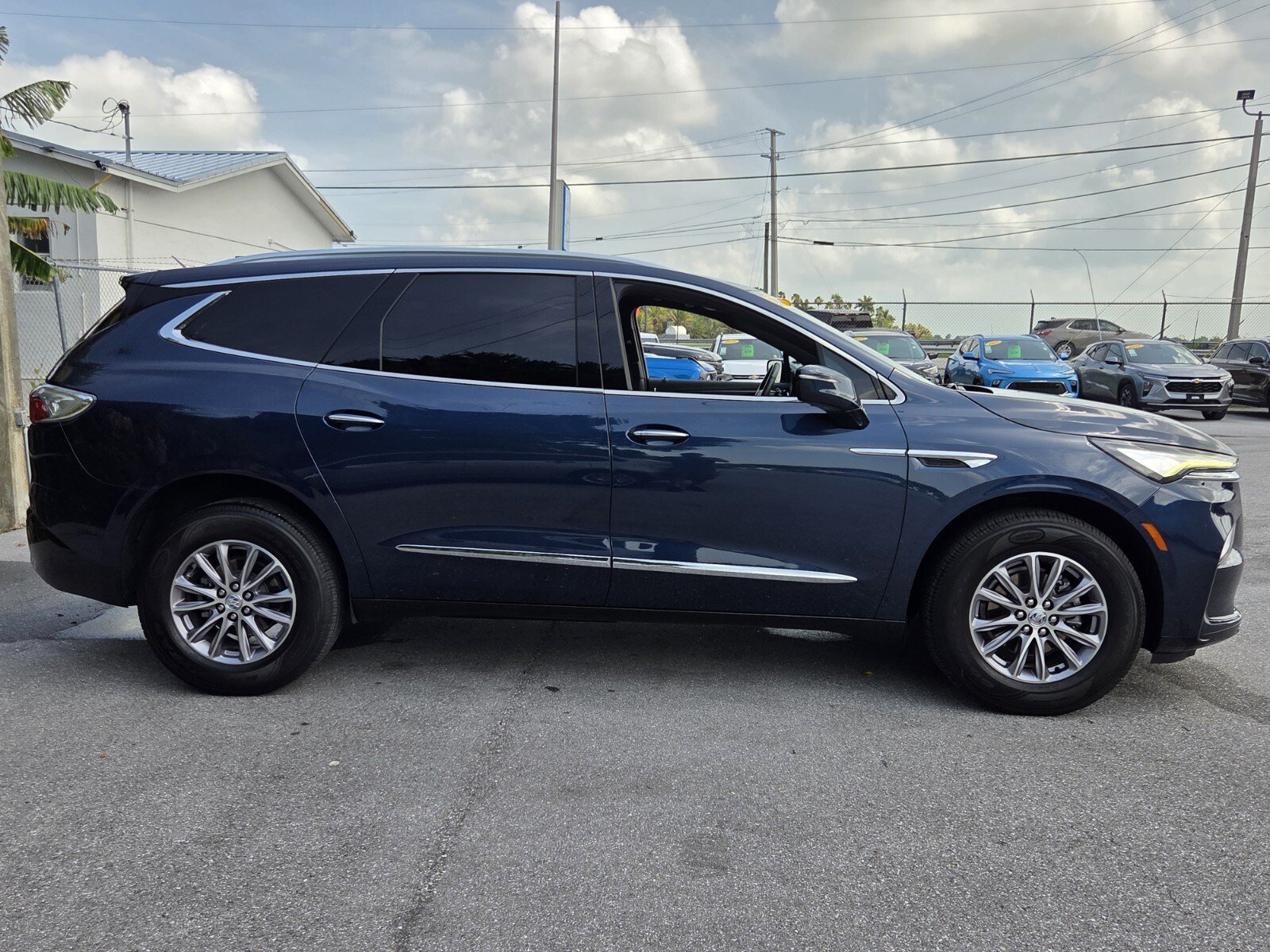 Used 2023 Buick Enclave Essence FWD image 6