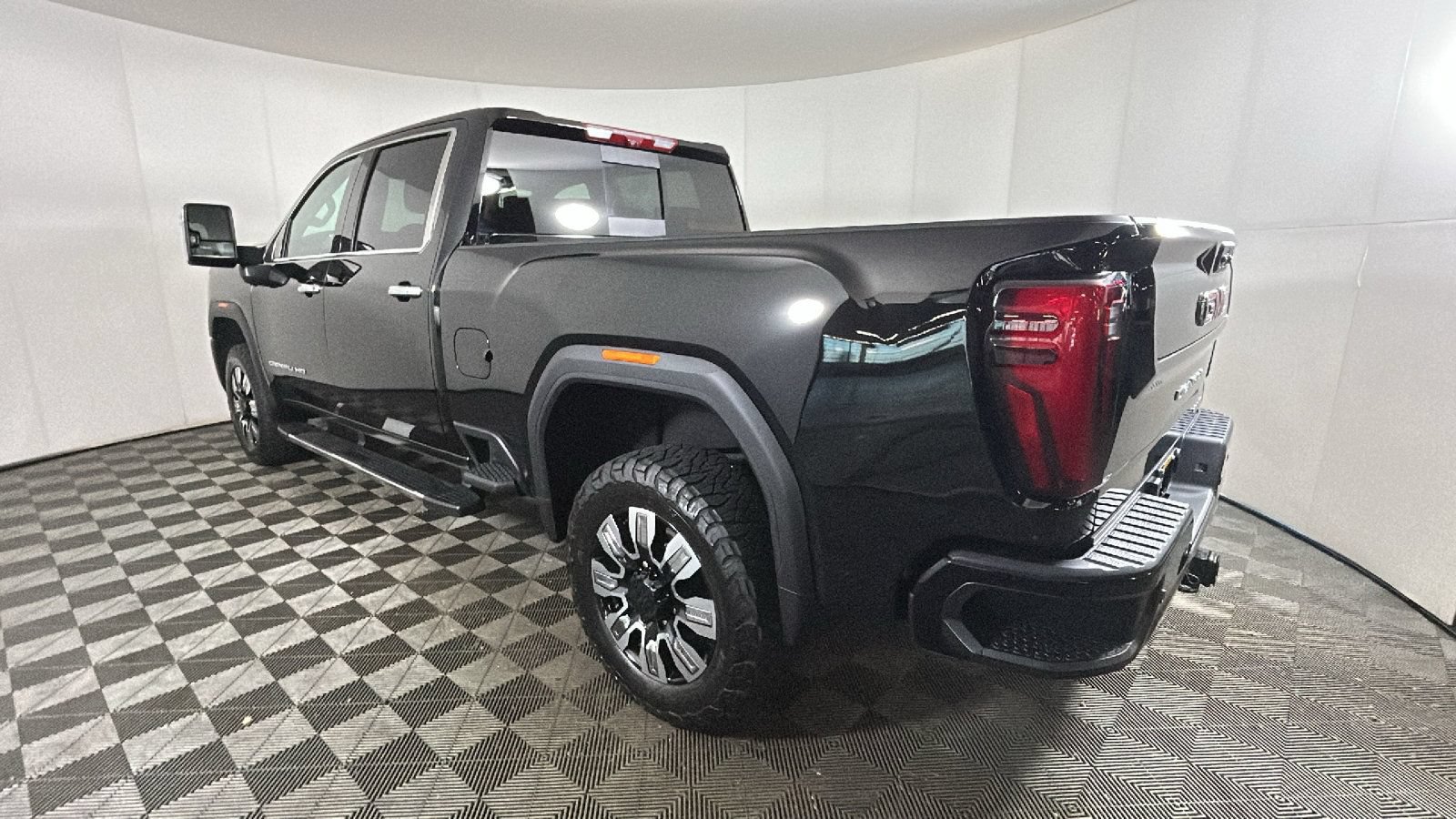 Used 2025 GMC Sierra 2500 Denali w/ Denali Reserve Package AWD/4WD image 5