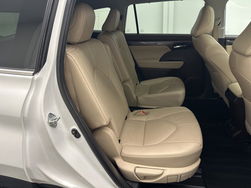 Used 2022 Toyota Highlander Limited image 11