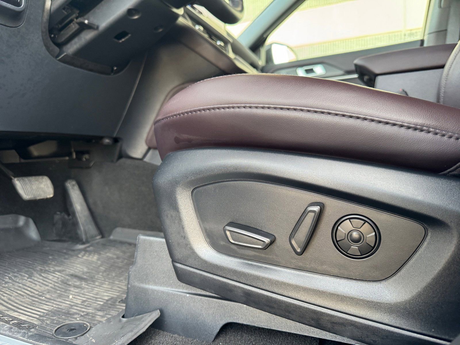 Used 2025 Ford Explorer Platinum image 19