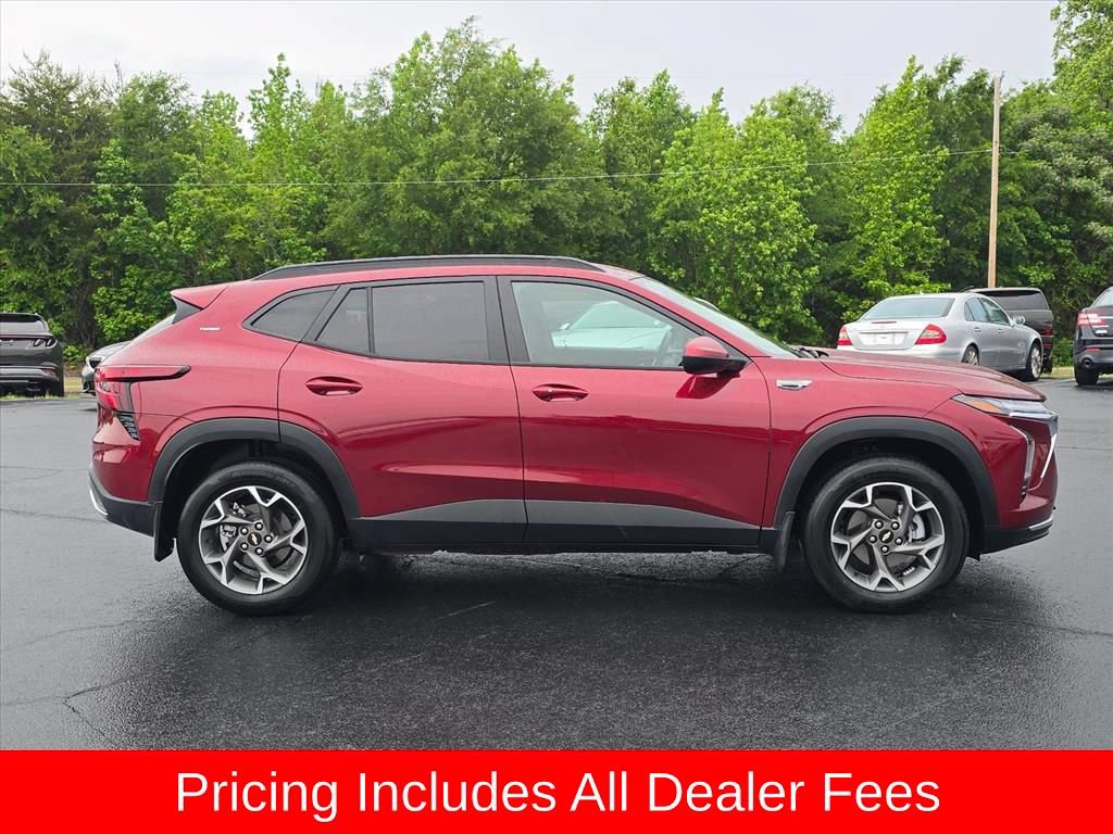 Used 2024 Chevrolet Trax LT w/ Driver Confidence Package FWD image 2